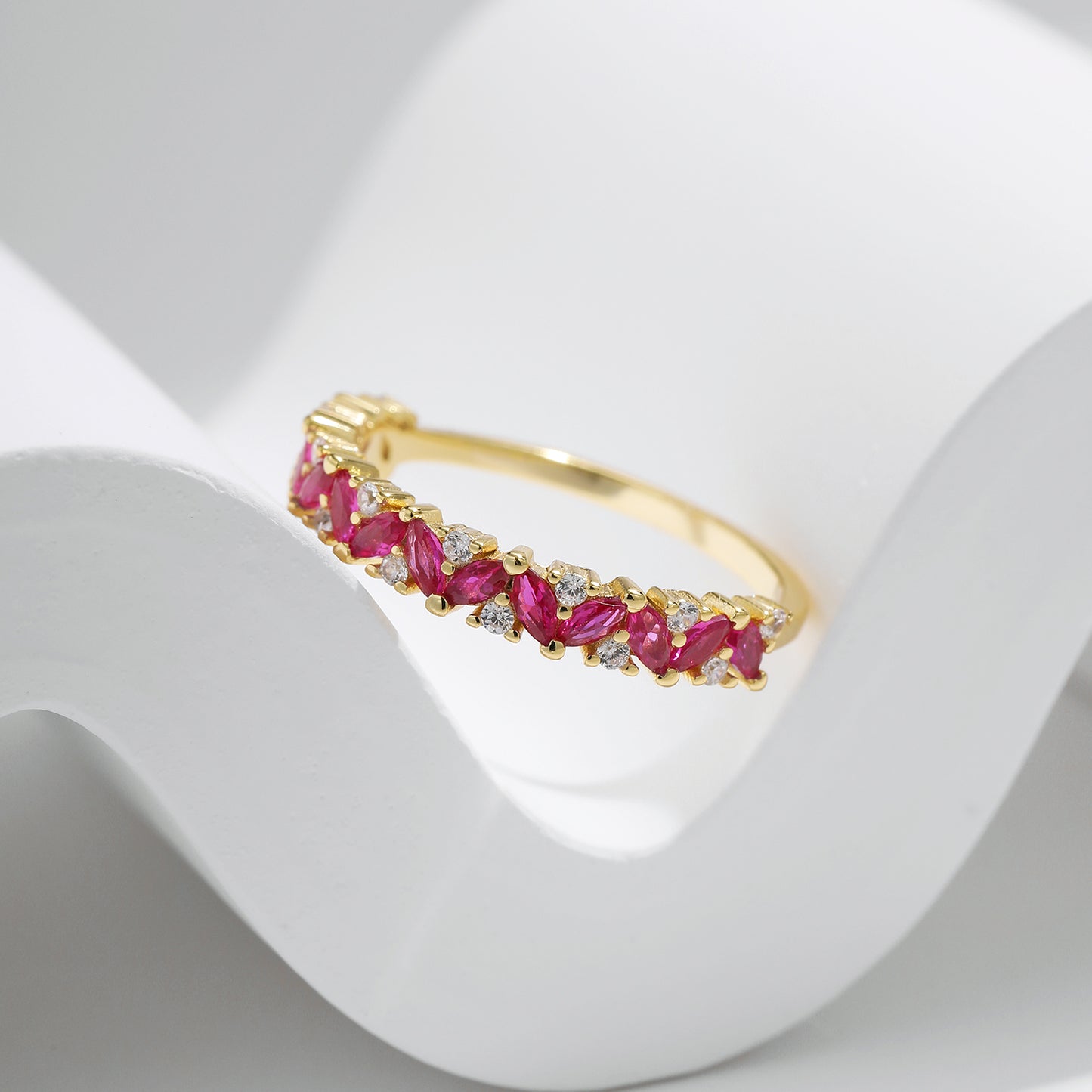 Anillo V con zirconias Rojas y Blancas