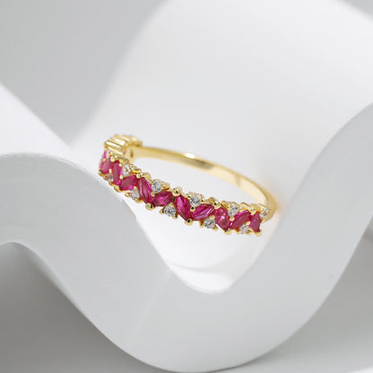 Anillo V con zirconias Rojas y Blancas