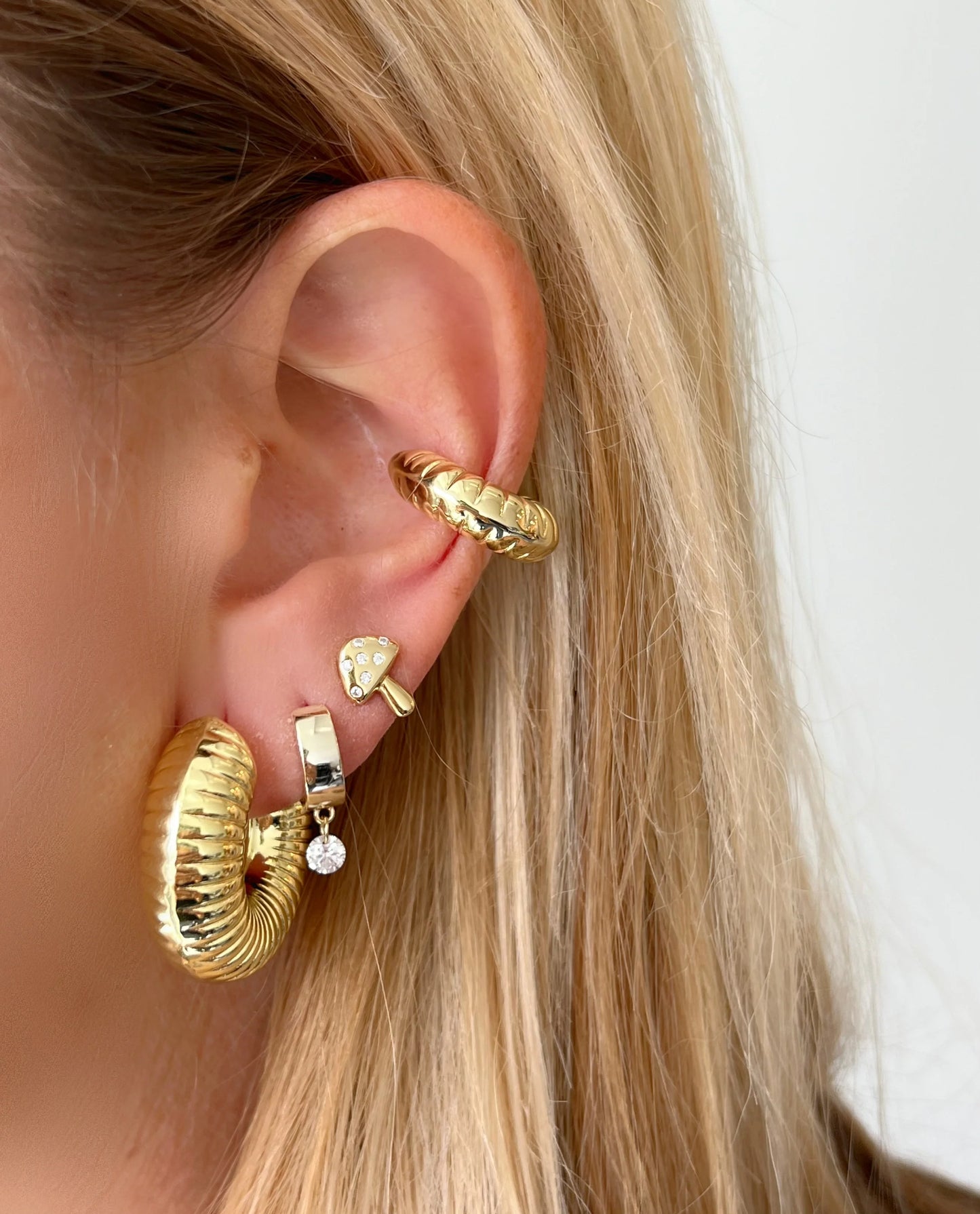 Aretes Hoop globo acanalado