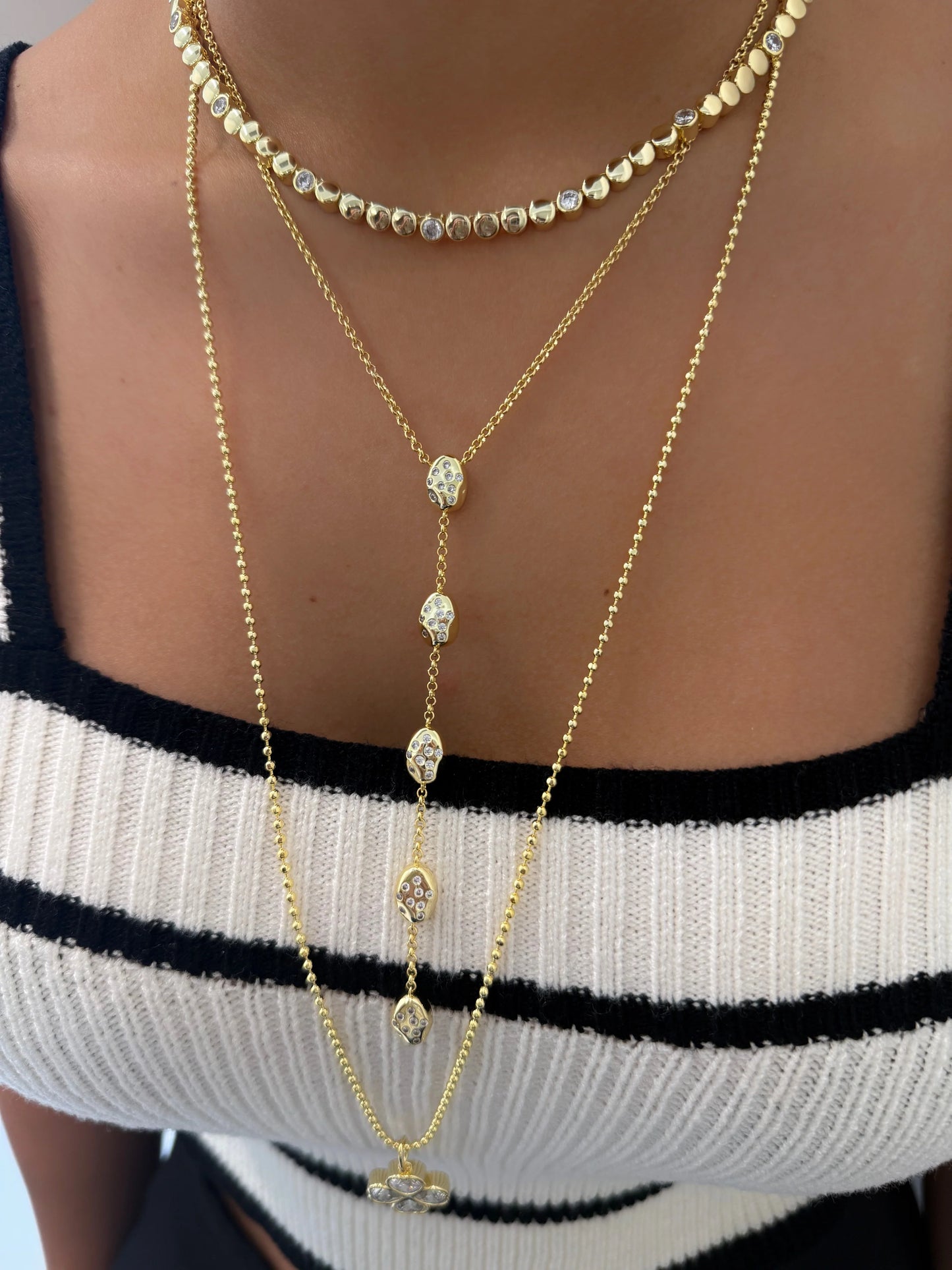 Collar Lariat Pebble Dorado con Circonias