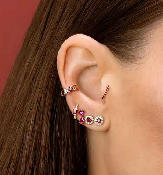 Stud Circular con Circionias y Piedra Rojaen el  Centro