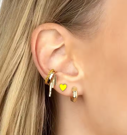 Stud Corazon Esmaltado en Amarillo
