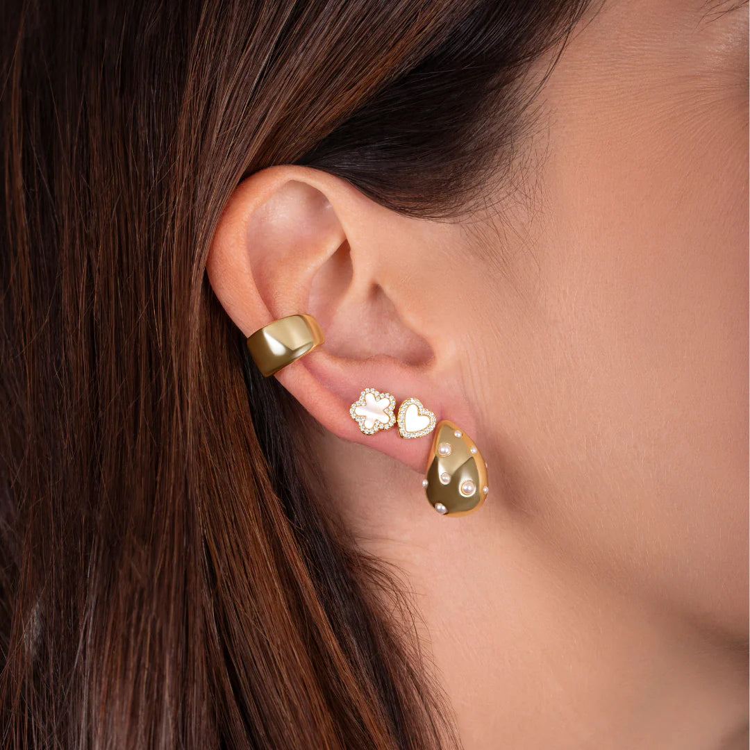 Stud de Flor con Piedra Blanca